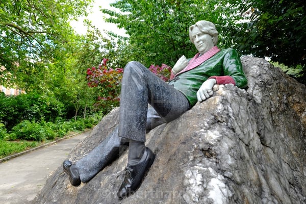 Oscar wilde statue